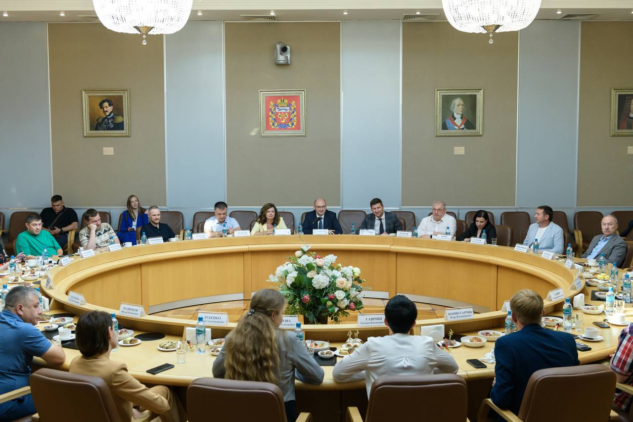 «Мы разговариваем не на один год, мы разговариваем про 2026-2030 годы»: Евгений Солнцев встретился с руководителями оренбургских СМИ