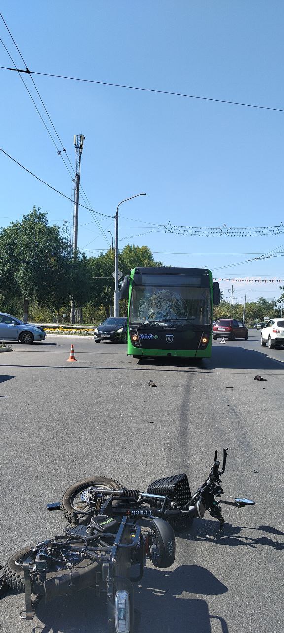 В Оренбурге водитель электровелосипеда погиб при столкновении с автобусом