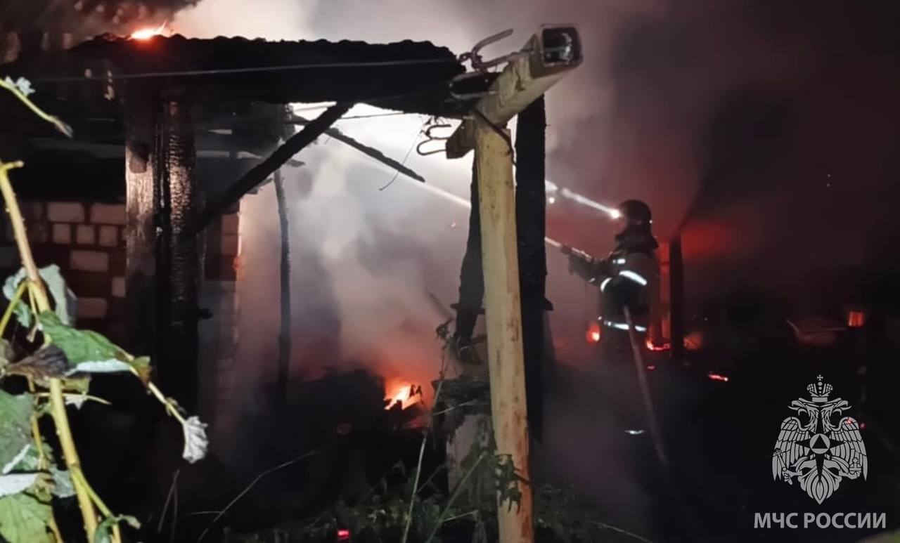 В Грачевском районе произошел пожар в доме, бане и сарае