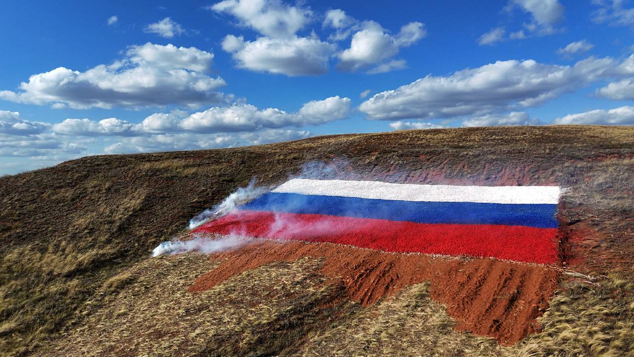 В Оренбургском районе ко Дню флага России создали гигантское полотно в цветах триколора