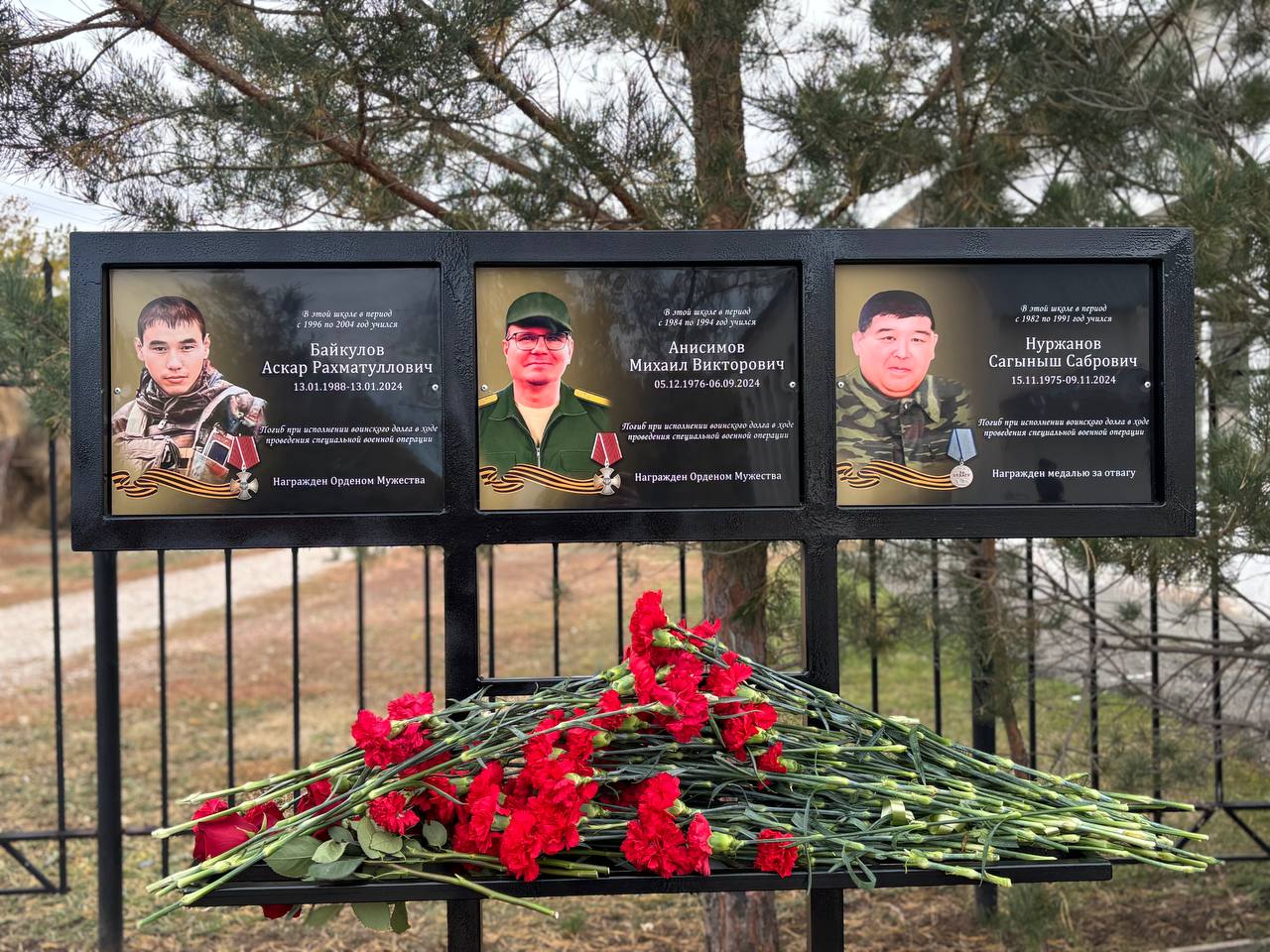 Навечно в строю: в селе Боевая гора открыли три мемориала героям СВО