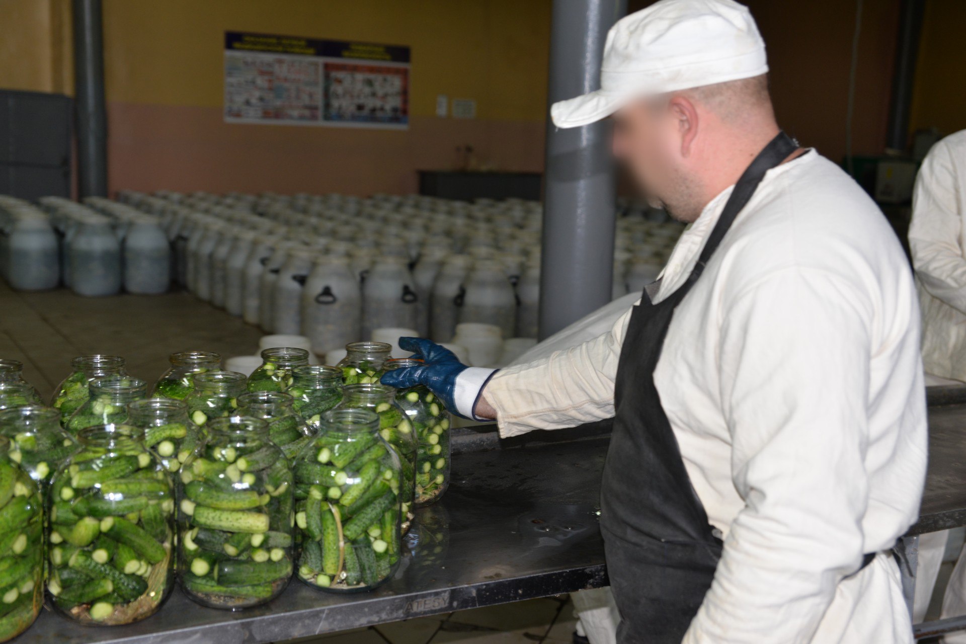 5 тонн консервированной продукции в сутки от осужденных, которые отбывают наказание в Оренбуржье