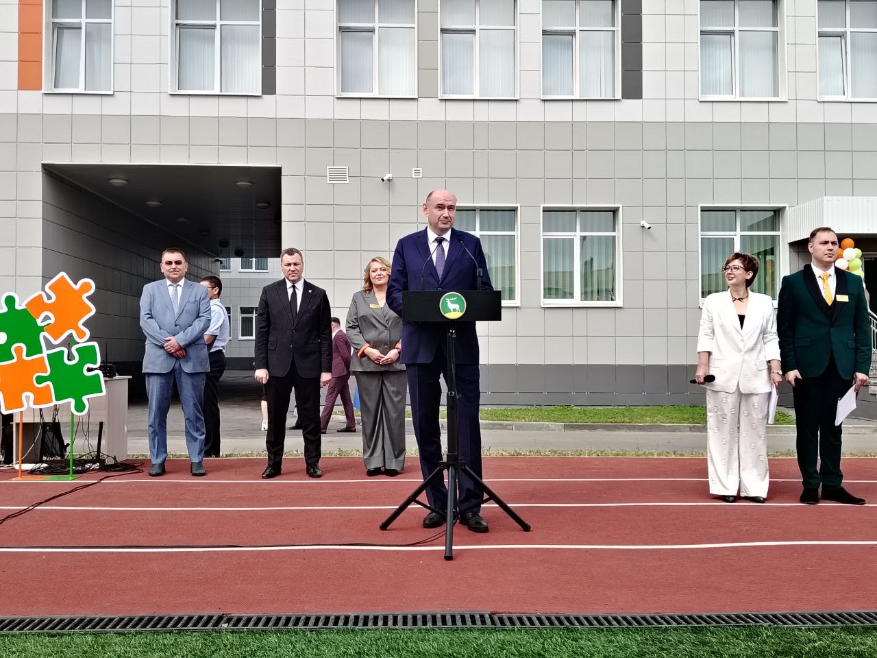 Евгений Солнцев в Бузулуке посетил торжественную линейку в новой школе
