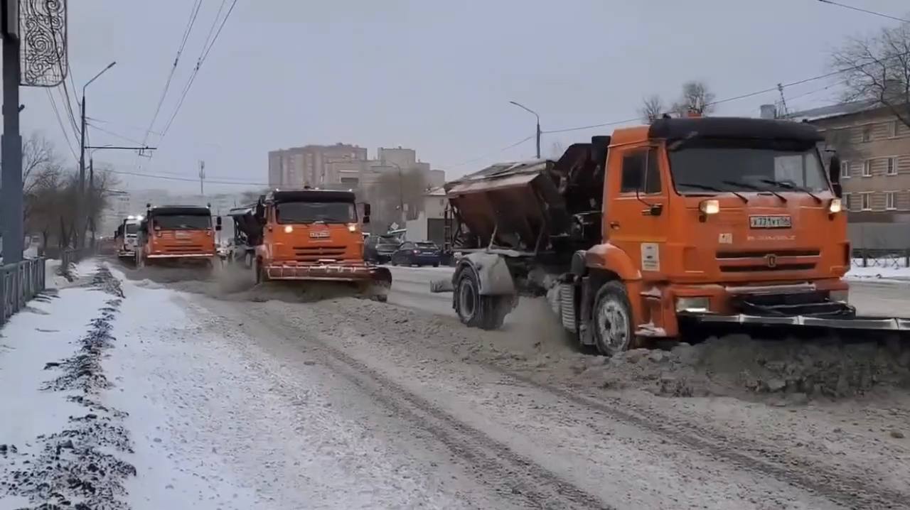 В Оренбурге коммунальщики вступили в бой со снегопадом