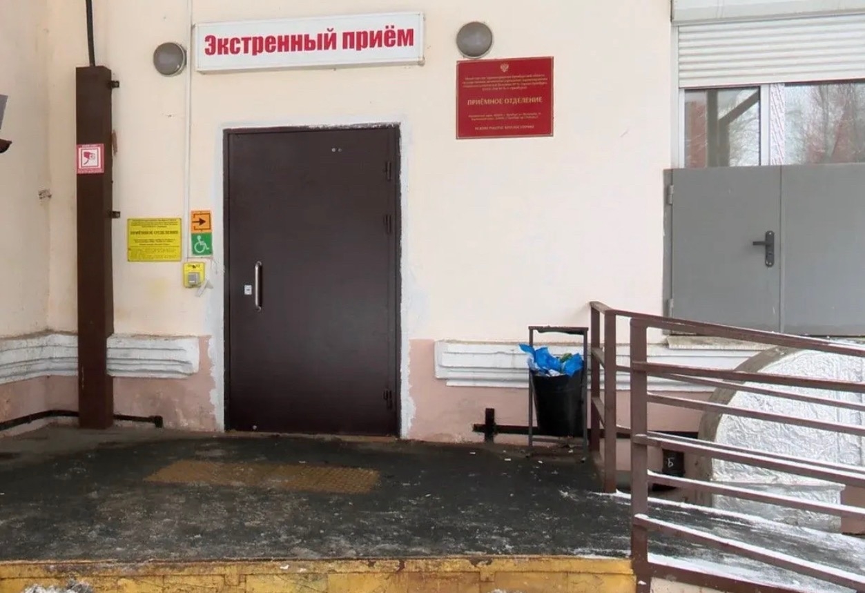 В Новоорском районе женщина упала на зеркало и поранила шею