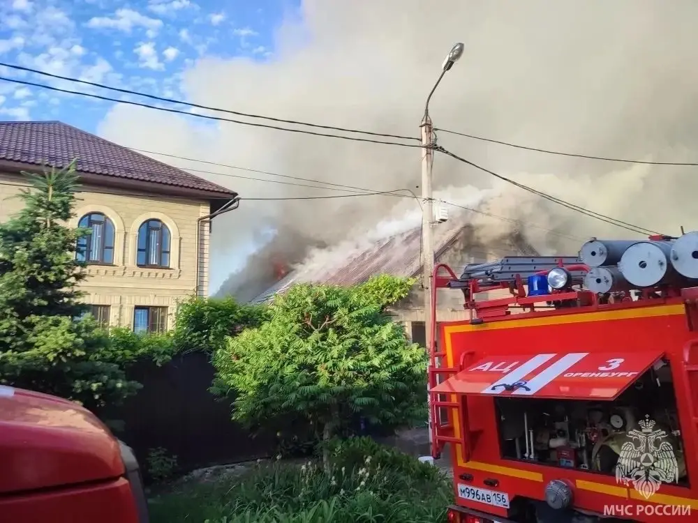 В Оренбурге на улице Обороны потушили пожар