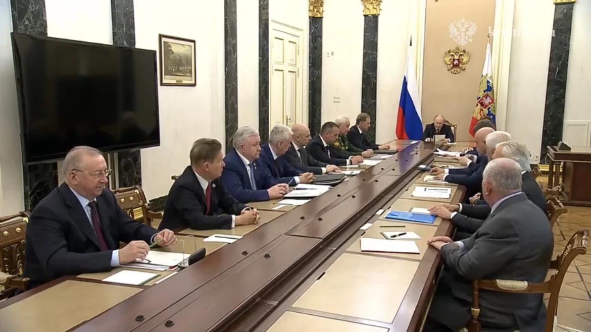 Владимир Путин поручил нарастить производство топлива и стабилизировать внутренний рынок