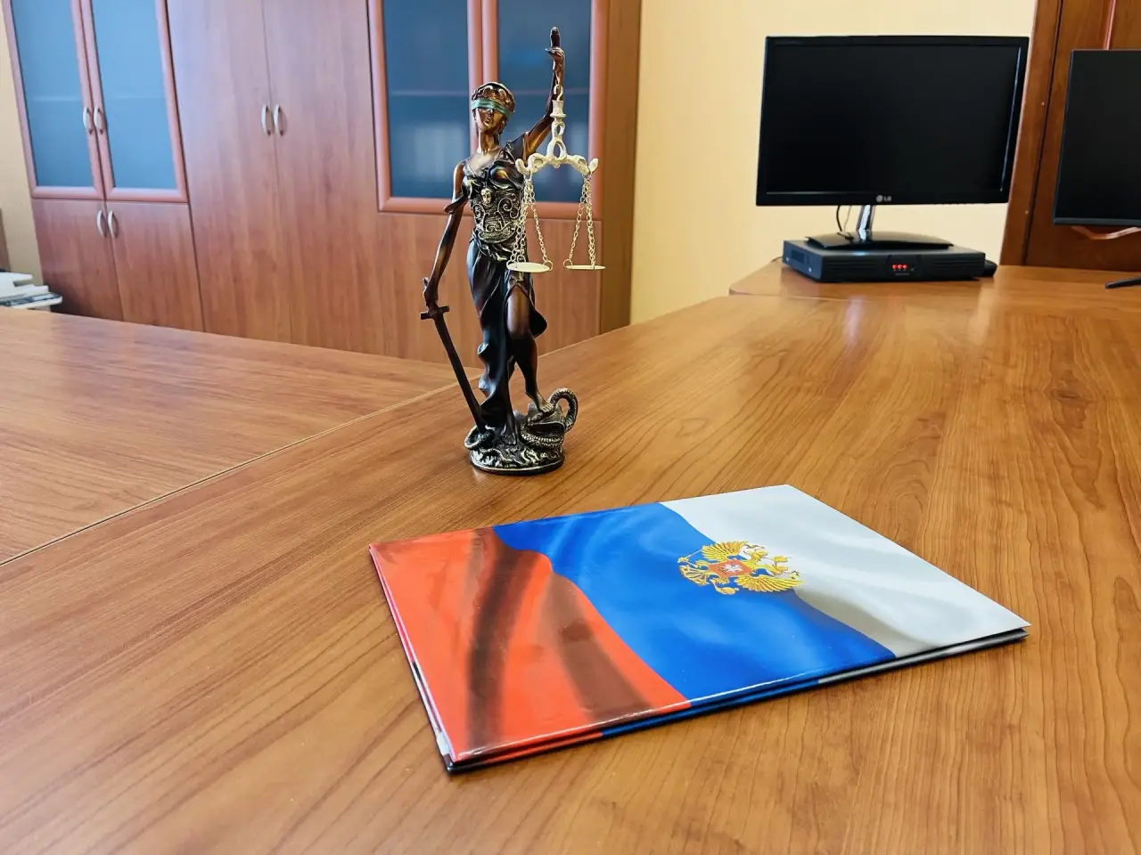 Житель Медногорска заплатит за удар ногой по чужой машине