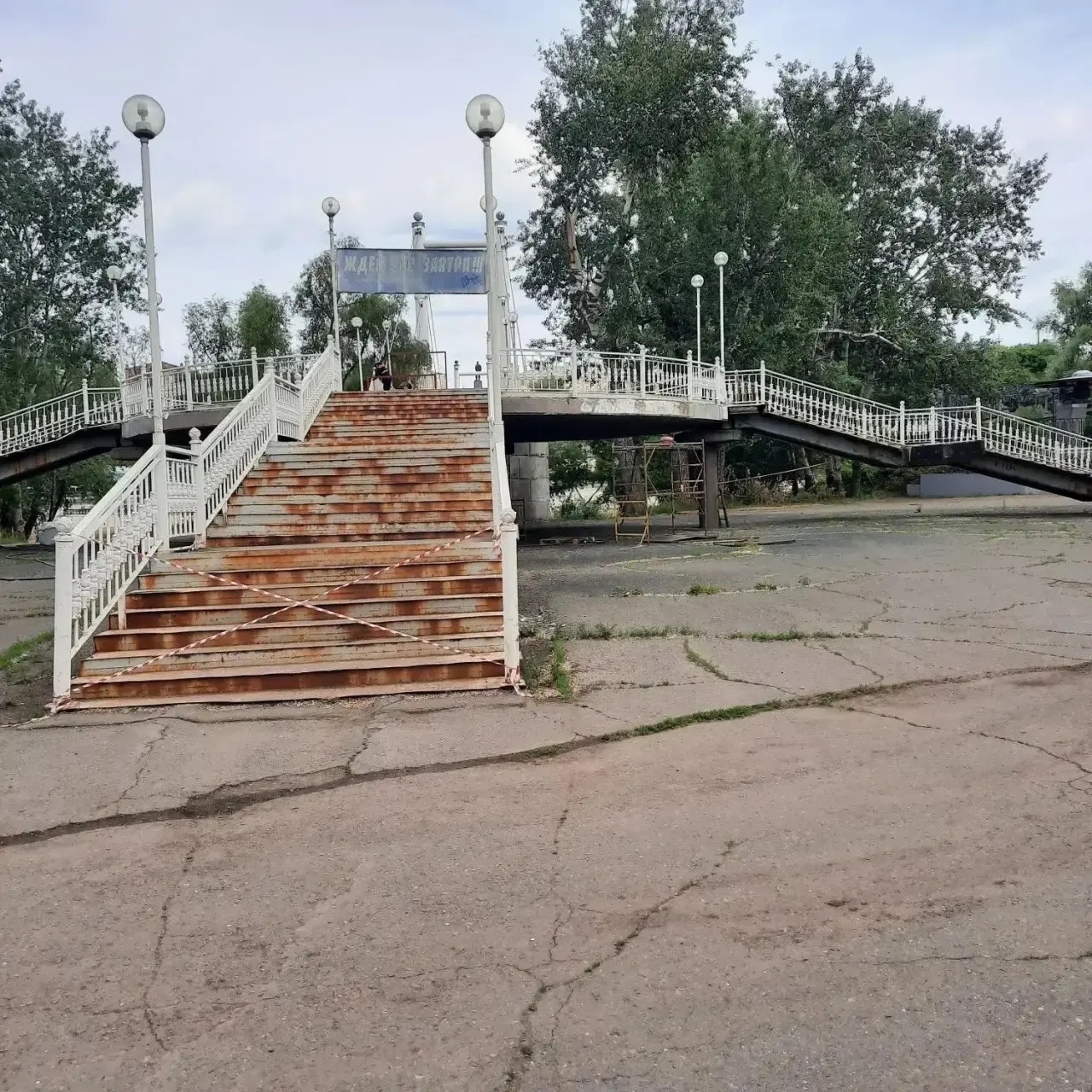 В Оренбурге ремонтируют пешеходный мост через Урал