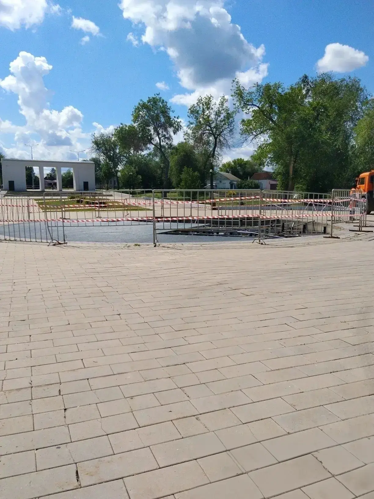 В Оренбурге коммунальщики повредили фонтан в парке имени Ленина