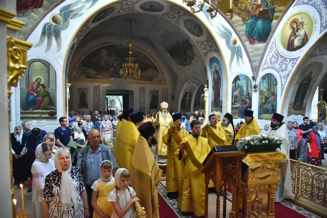 Губернатор Евгений Солнцев принял участие в праздничной литургии в Никольском соборе
