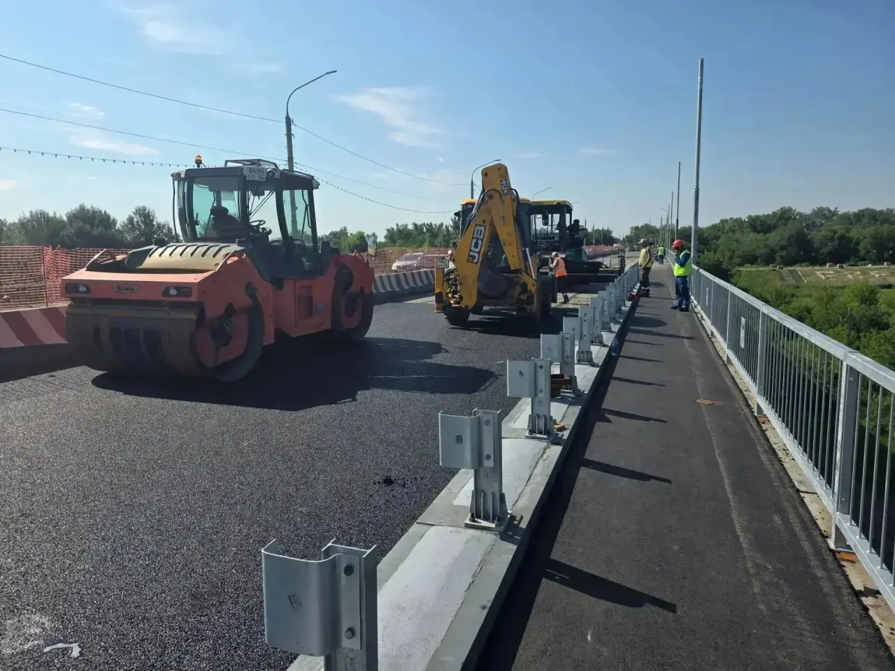 На мосту через Урал в Оренбурге начали укладку асфальта