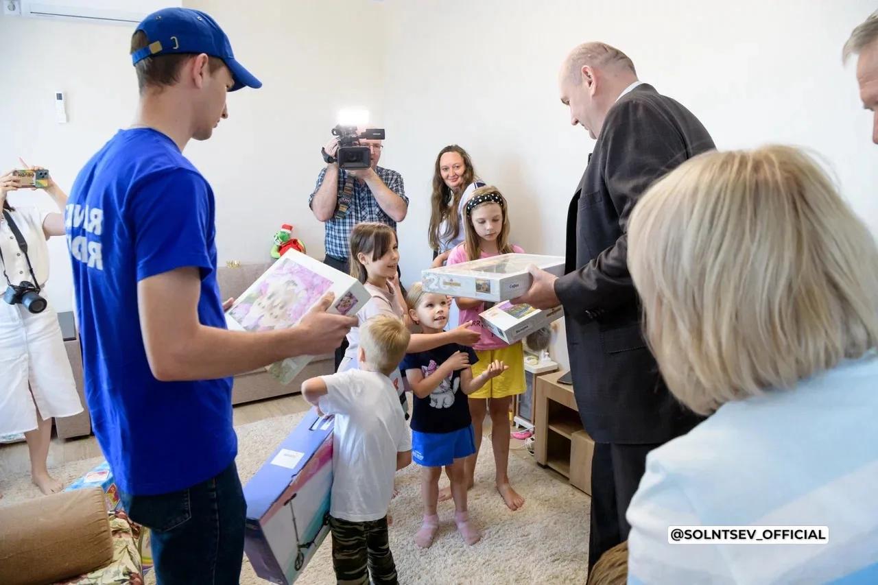 Евгений Солнцев поздравил семью ветерана СВО Станислава Мельникова с новосельем
