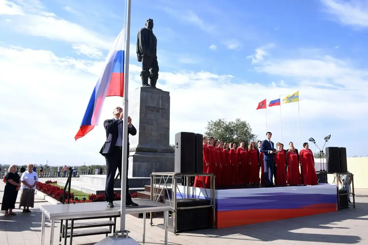 На набережной Оренбурга подняли Государственный флаг России