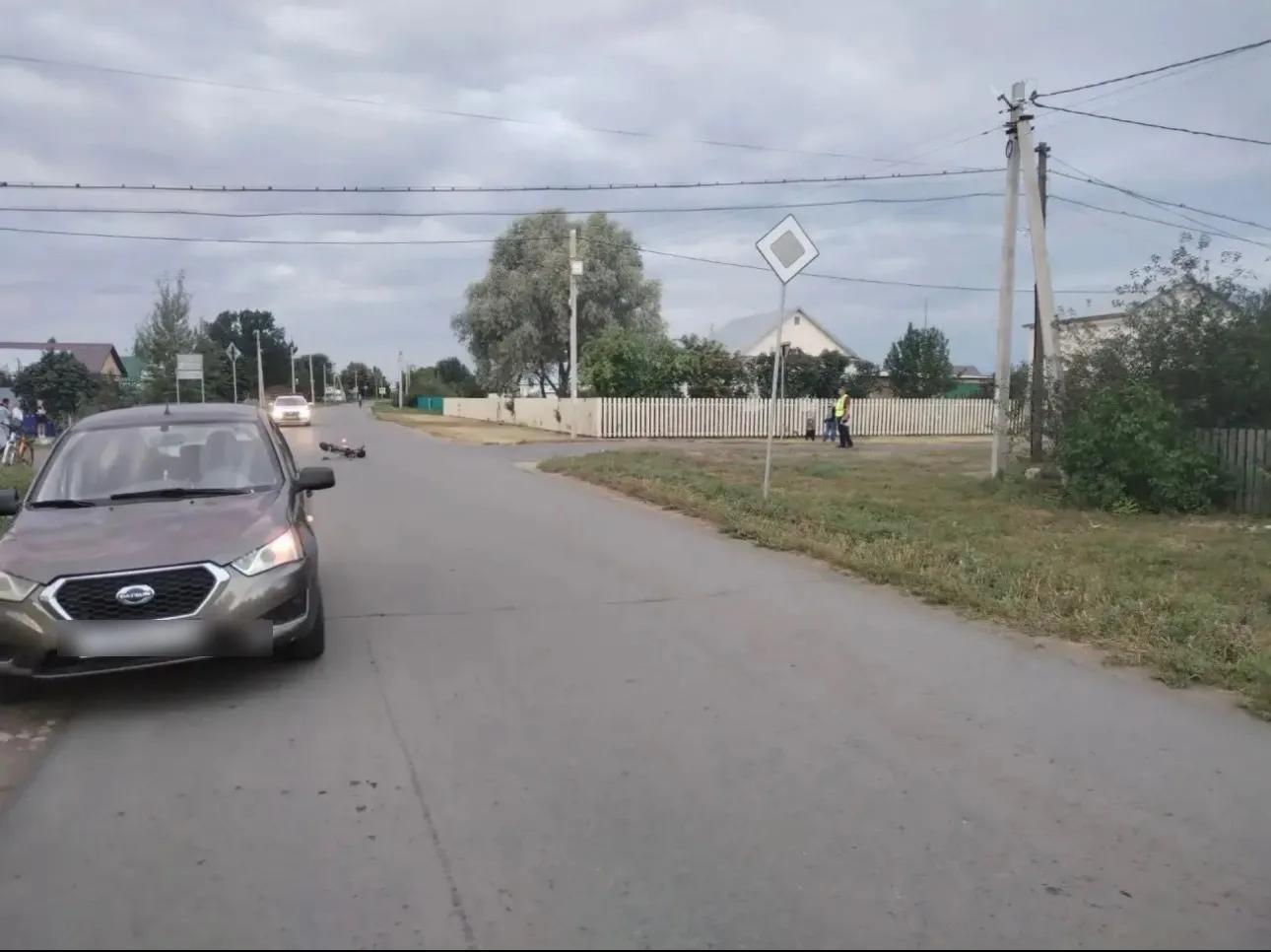 В Нежинке автомобиль сбил несовершеннолетнего водителя СИМ