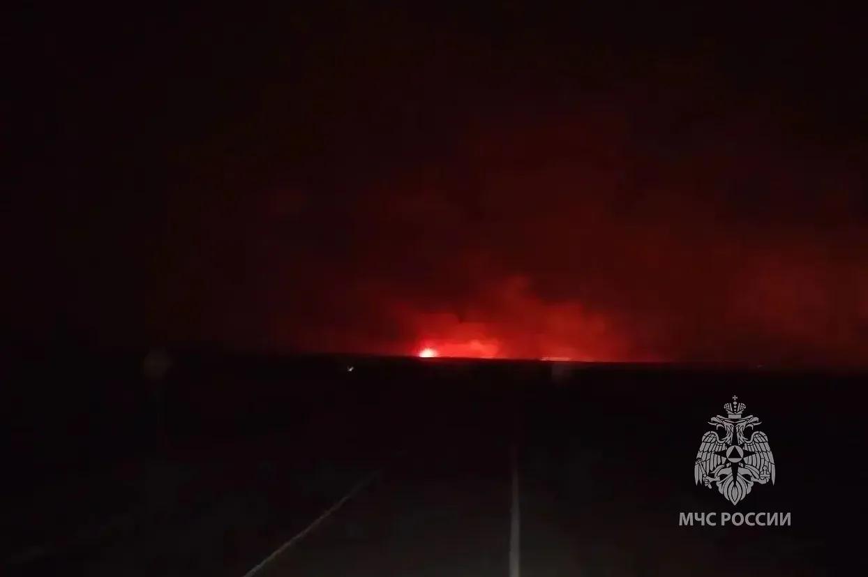 На востоке Оренбуржья больше 18 часов тушили крупный ландшафтный пожар