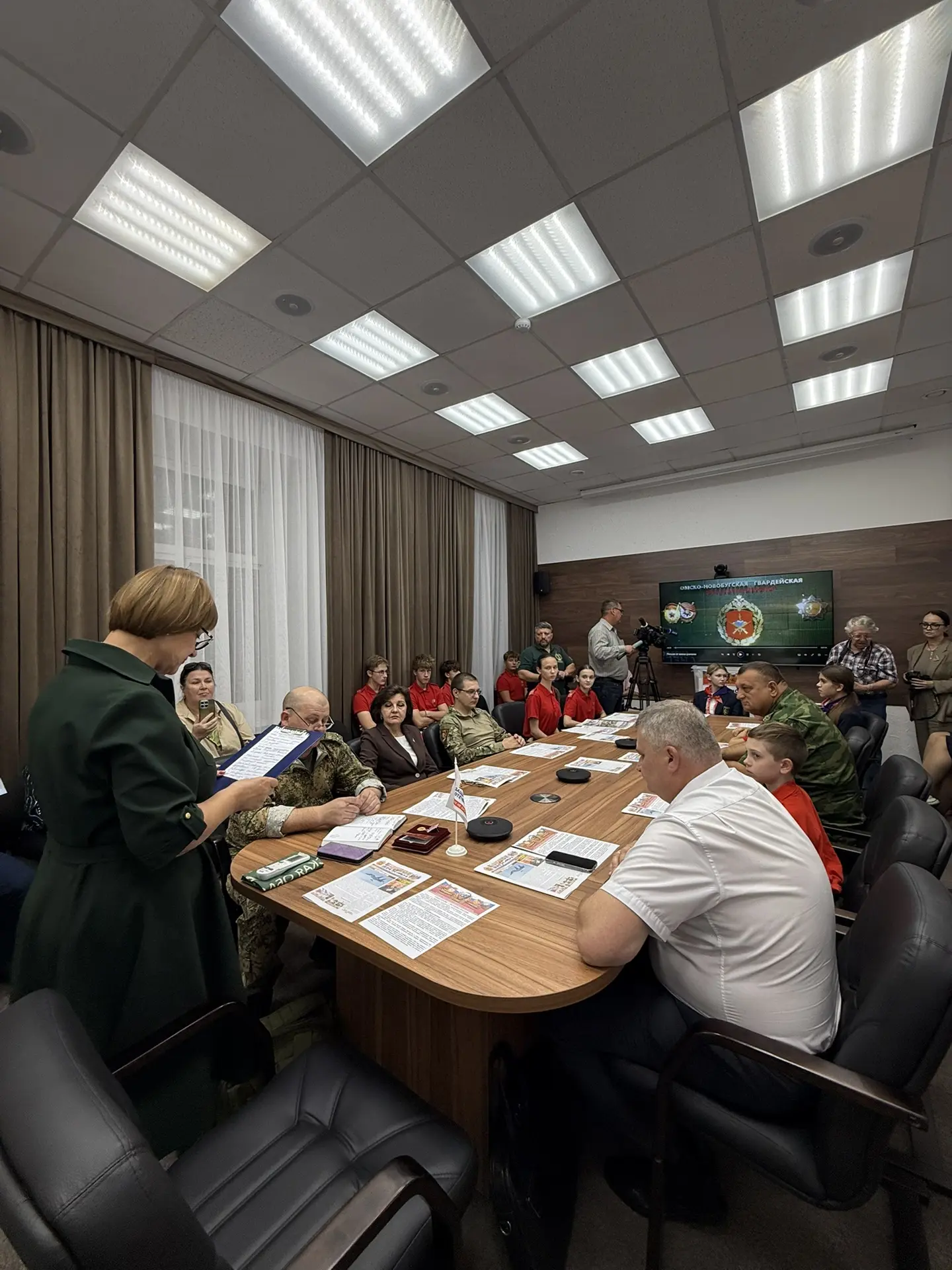 В Оренбурге передают письма ко Дню учителя от бойцов СВО