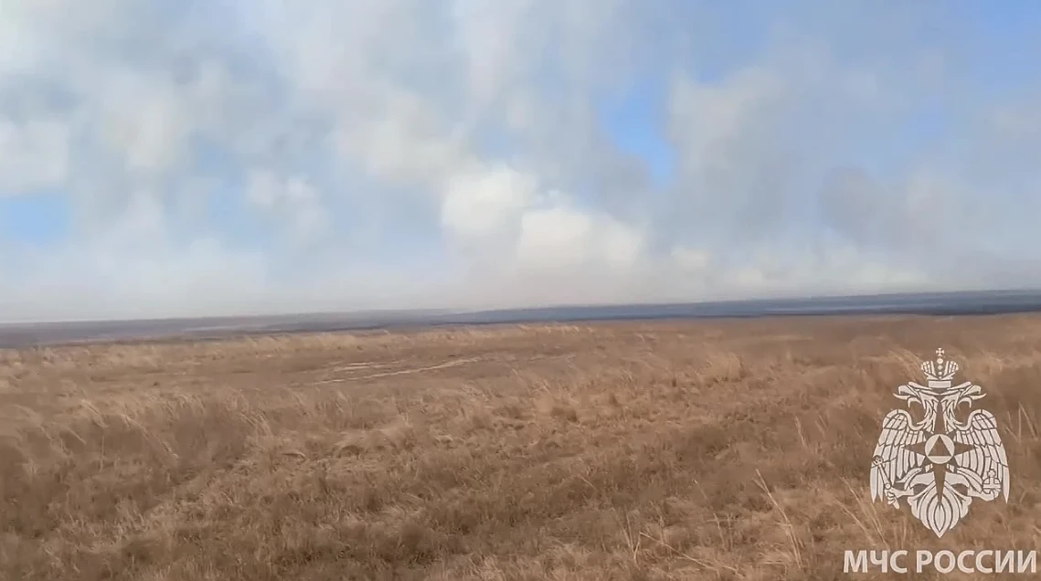 МЧС тушит несколько пожаров на востоке Оренбуржья