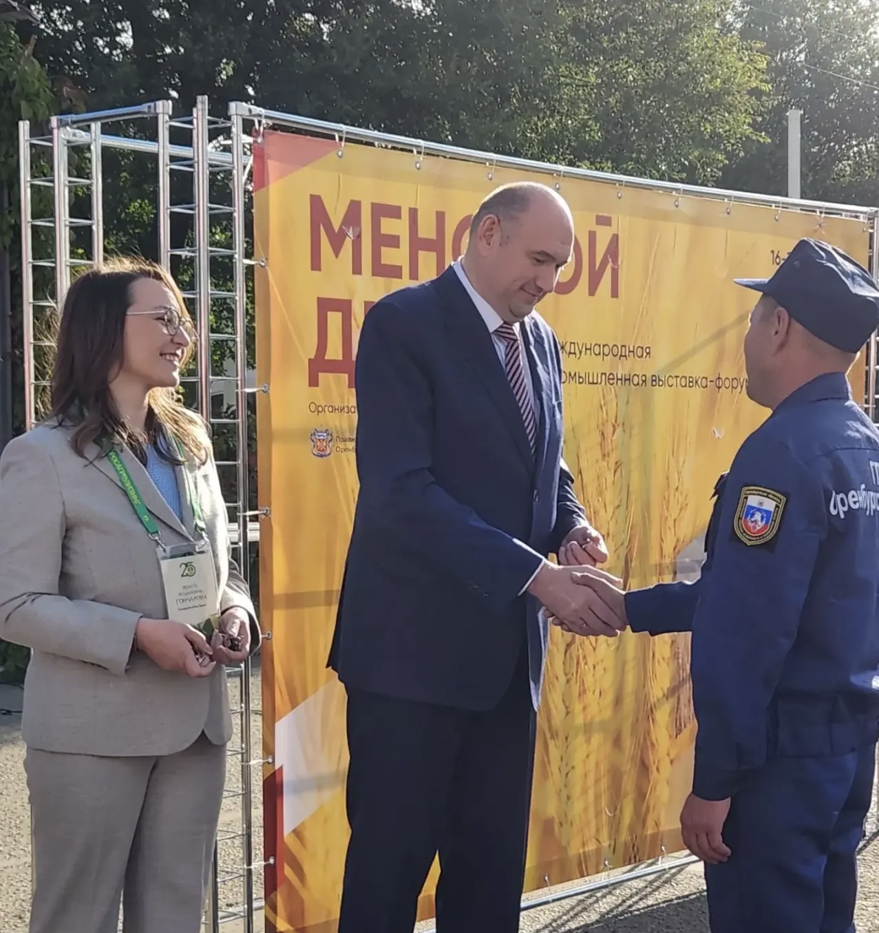 Евгений Солнцев передал территориям Оренбуржья ключи от новой спецтехники