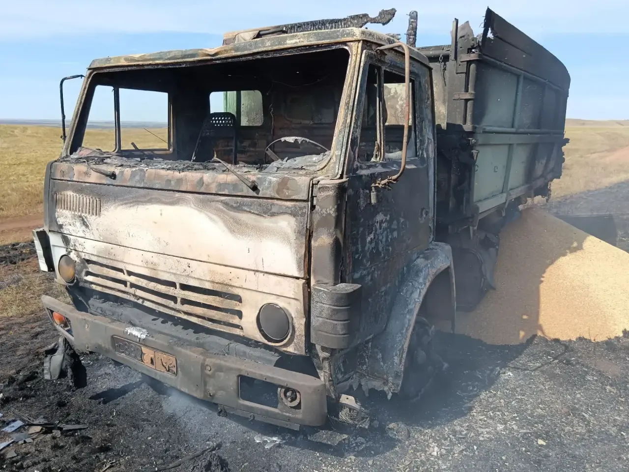 В Переволоцком районе загорелся КАМАЗ с зерном, огонь перекинулся на степь
