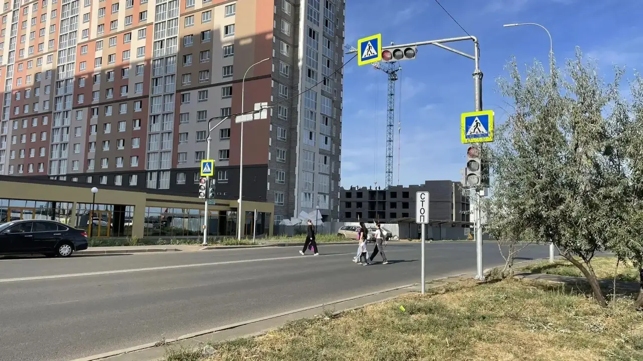 В Оренбурге на улице Неплюева заработал новый светофор для пешеходов