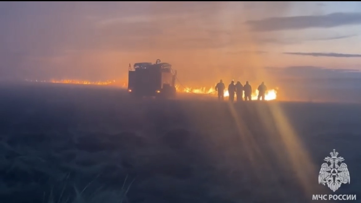 Авиация сбросила 210 тонн воды: в Оренбуржье круглосуточно борются с ландшафтными пожарами