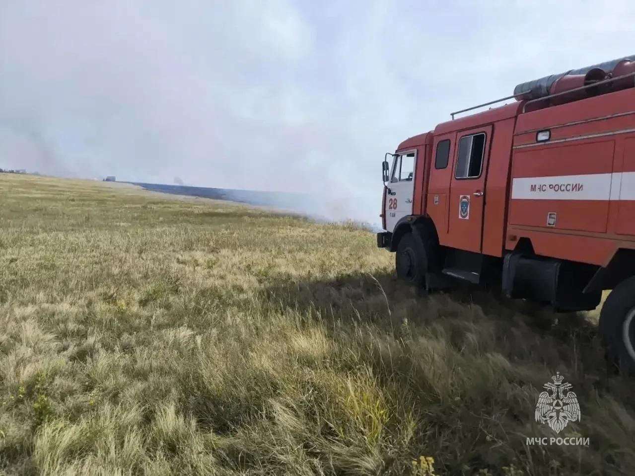 В Орске и Гайском округе тушат ландшафтные пожары