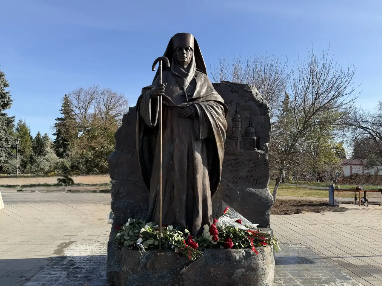 В Бугуруслане открыли памятник сёстрам Покровского монастыря и игуменье Серафиме