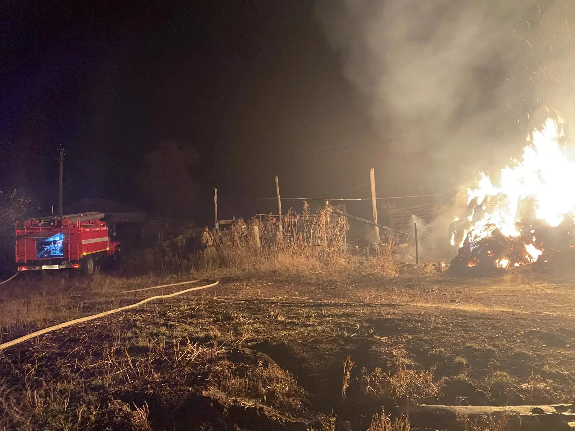 Почти сутки борьбы: в Беляевском районе пожарные тушили постройки и сено