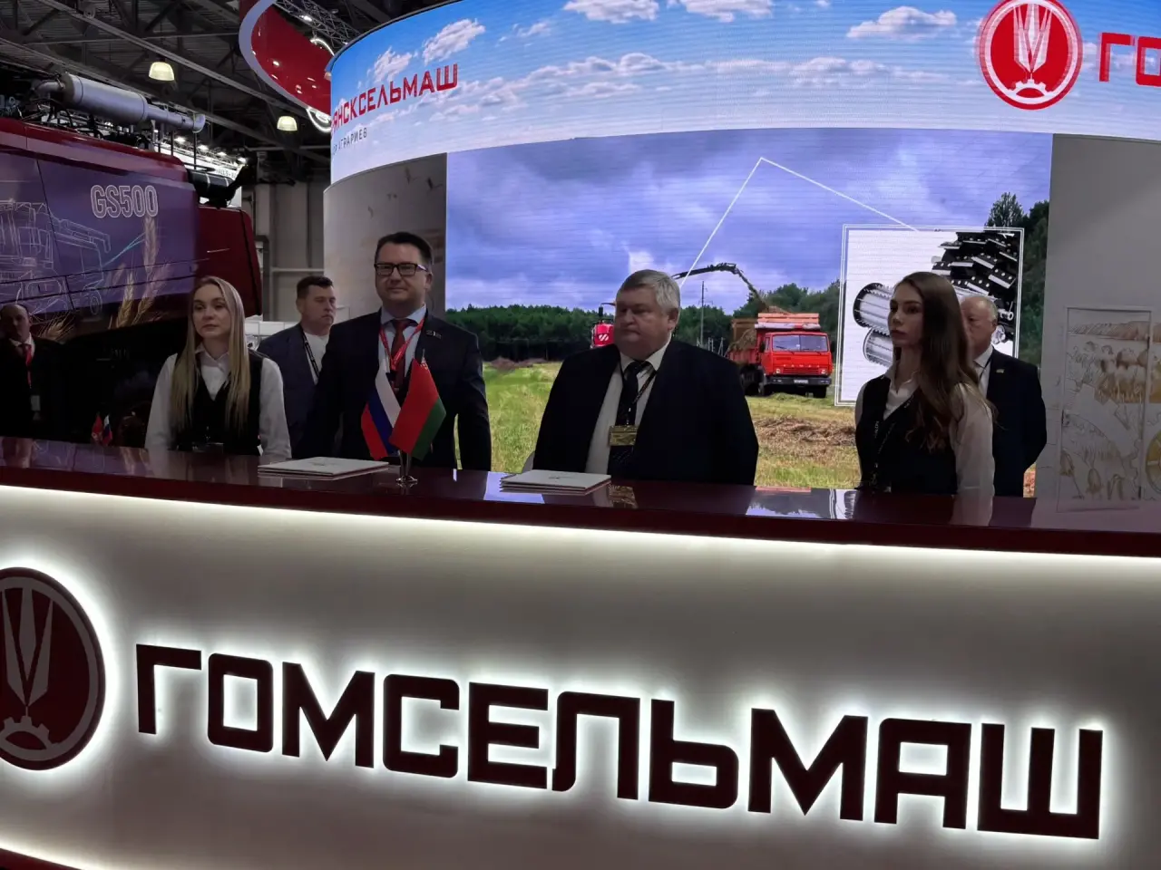 Оренбуржье и «Гомсельмаш» подписали соглашение на «Золотой осени – 2026»