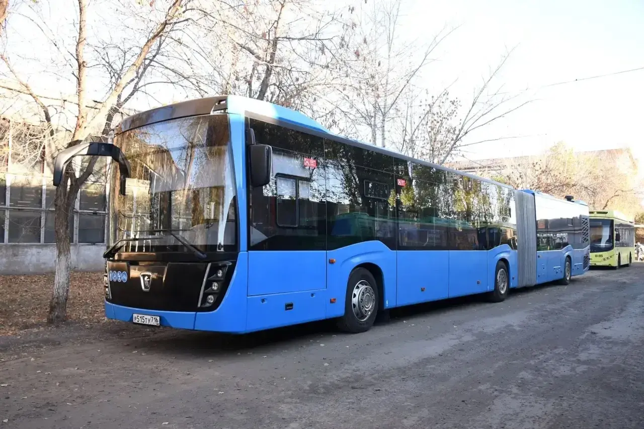 В Оренбург на тест-драйв прибыл городской автобус КАМАЗ — «гармошка»