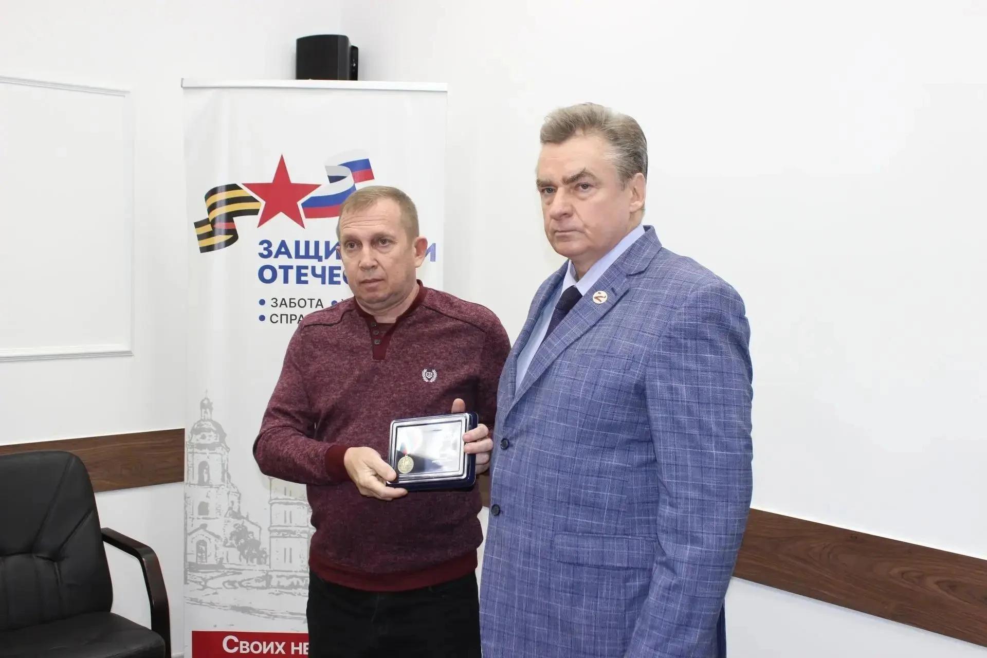 В Оренбурге отцам героев СВО вручили медали “Отец солдата”