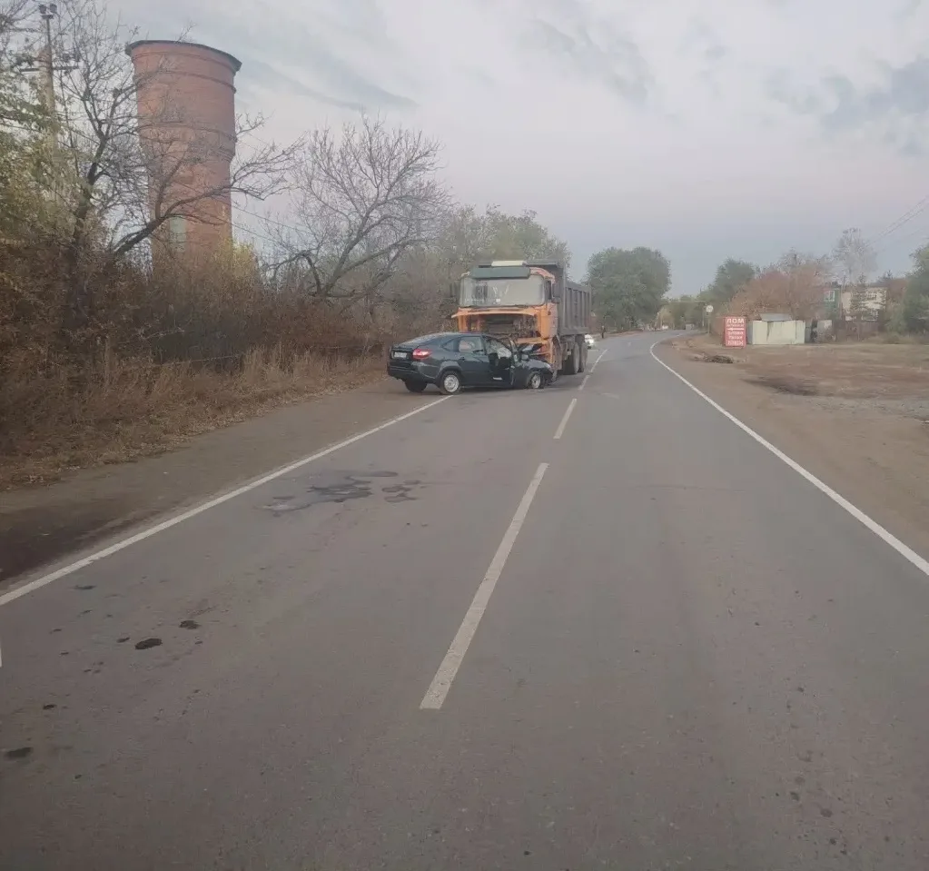 Не уступил дорогу: в Каргале грузовик снёс автомобиль