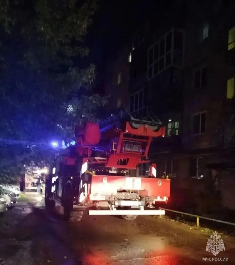 ЧП в 1-м микрорайоне Бузулука: пожарные вывели из огня трех человек