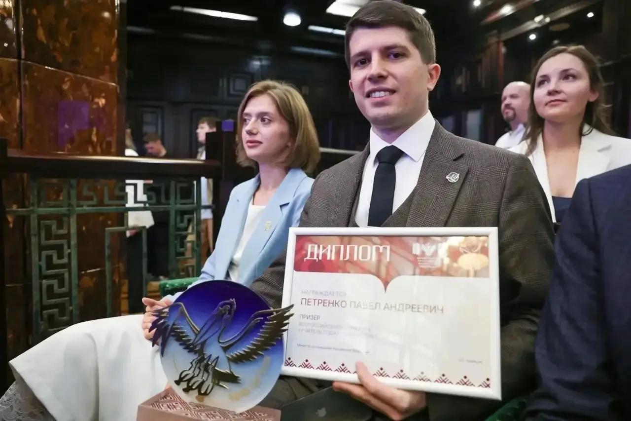 Наш в Кремле: Евгений Солнцев поздравил учителя из Оренбурга с призовым местом в конкурсе «Учитель года России»