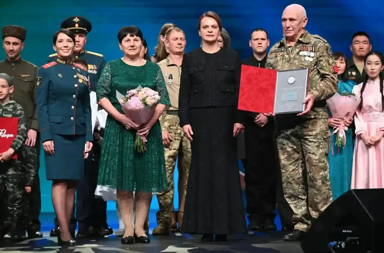 Евгений Солнцев поздравил семью Струевых из Кувандыка